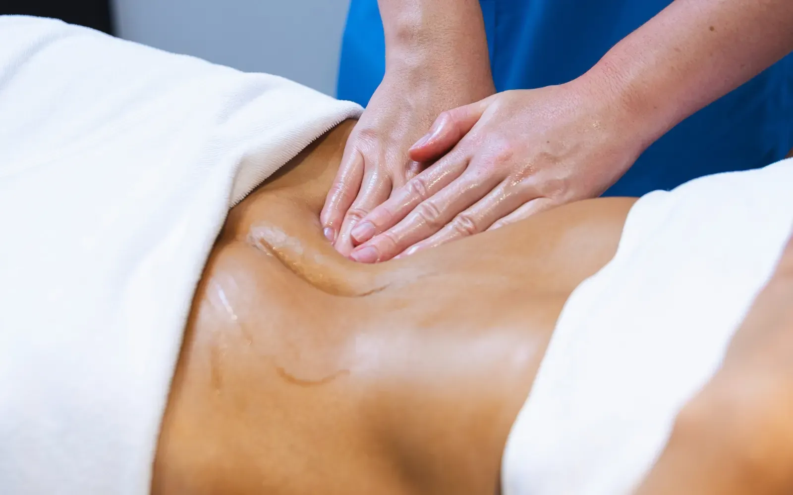Femme recevant un massage lymphatique