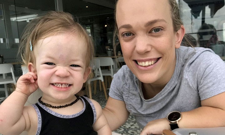 Charli, la m&egrave;re, partage un moment tendre avec ses enfants