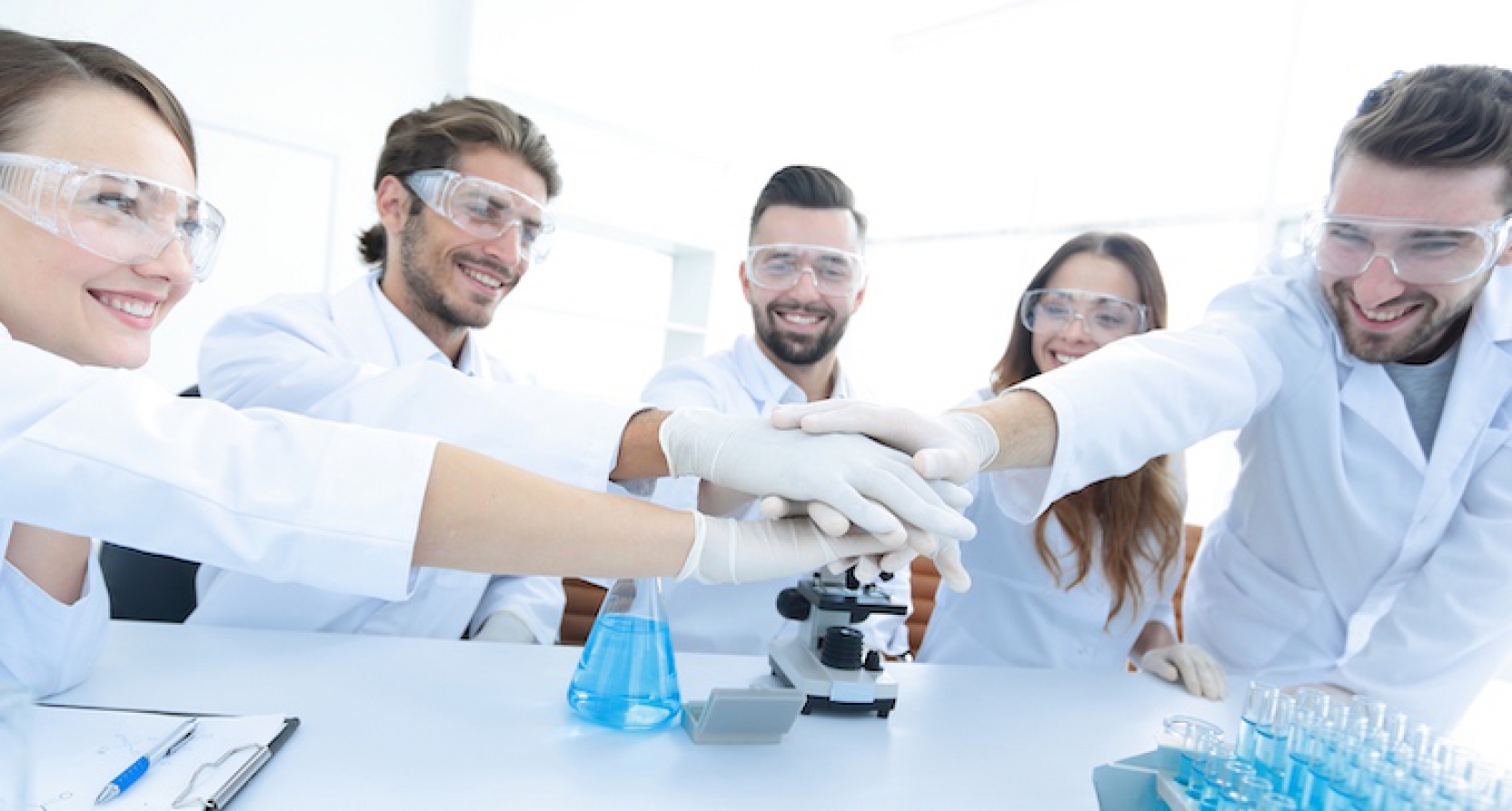 Biologiste observant des &eacute;chantillons en laboratoire