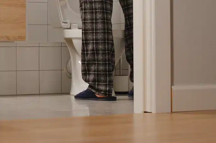 Personne se rendant fréquemment aux toilettes
