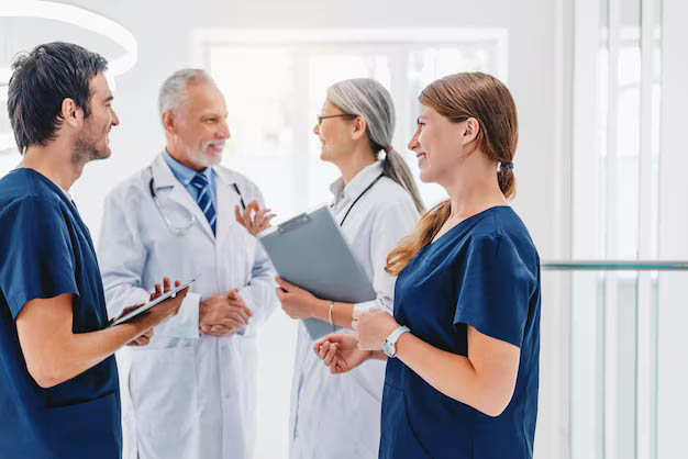 Médecins en discussion dans un couloir d'hôpital