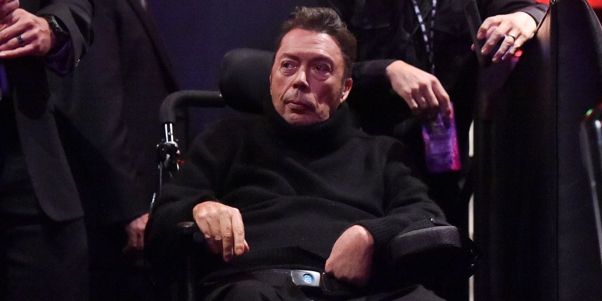 Tim Curry aujourd'hui, sourire bienveillant
