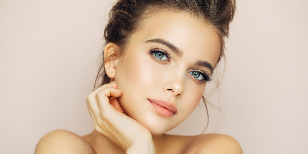 Femme au visage lumineux et &agrave; la peau nette