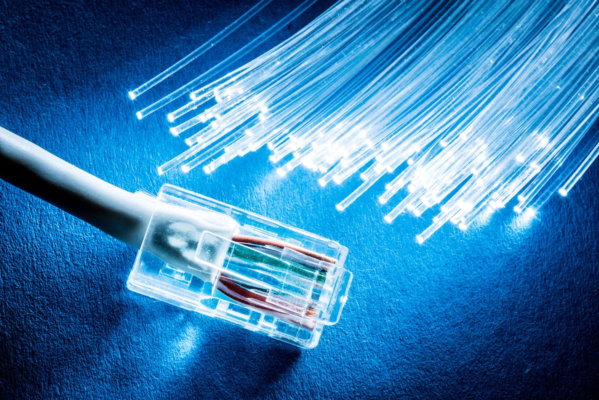 Technicien installant la fibre optique