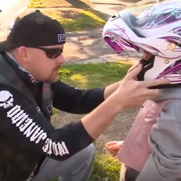 Portrait d'une petite fille souriante, tenant un ours en peluche