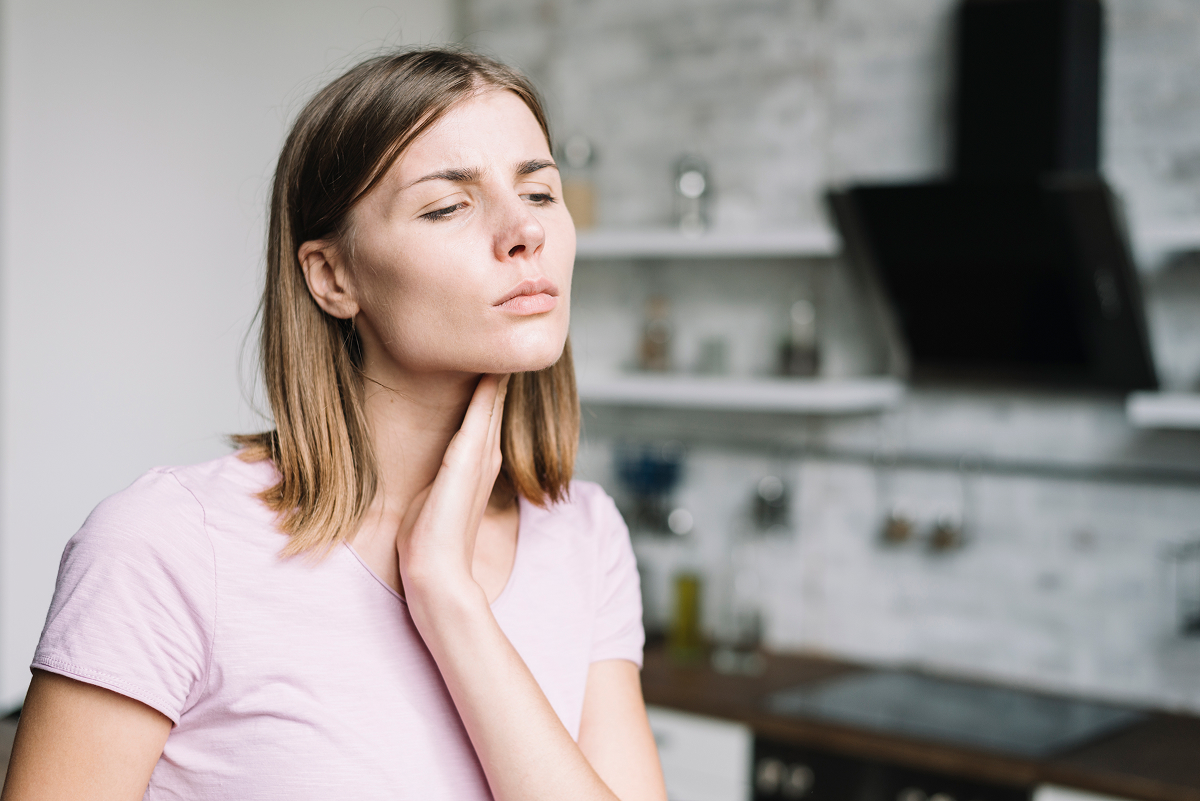 Femme se réveillant avec une gorge sèche