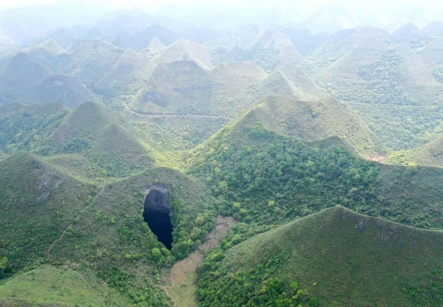 Vue aérienne du gouffre chinois et de sa forêt interne