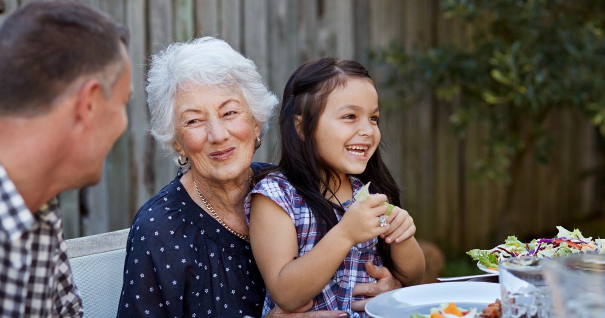 Couple de seniors préparant un repas sain et coloré dans sa cuisine