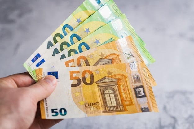 Main tenant des billets de 50 euros