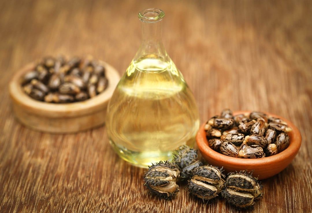 Flacon d'huile de ricin posé sur une table