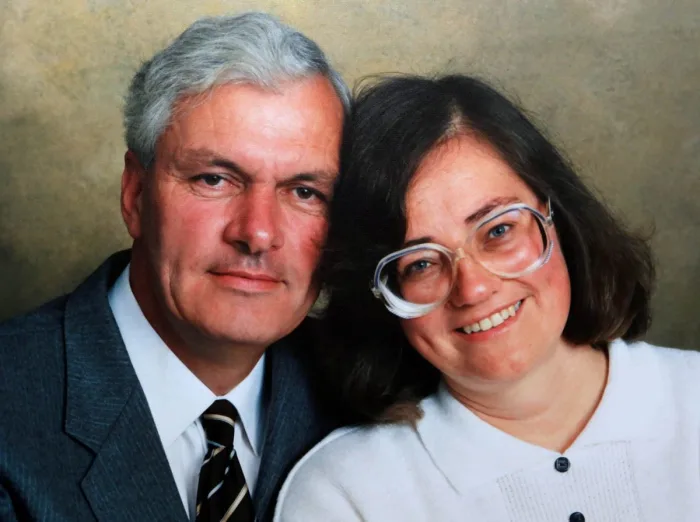 Howard Howes, agriculteur, regardant vers ses terres