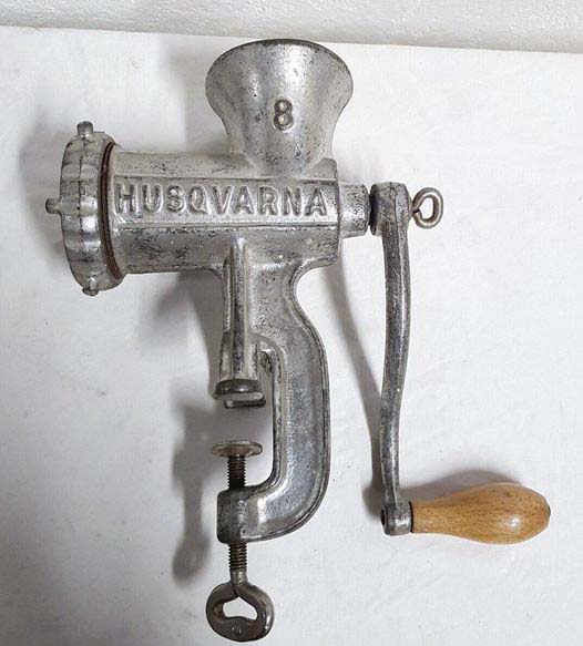 Photo d'un objet en m&eacute;tal ancien pos&eacute; sur une table