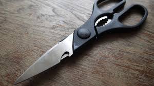 D&eacute;tail de la partie dentel&eacute;e sur des ciseaux de cuisine