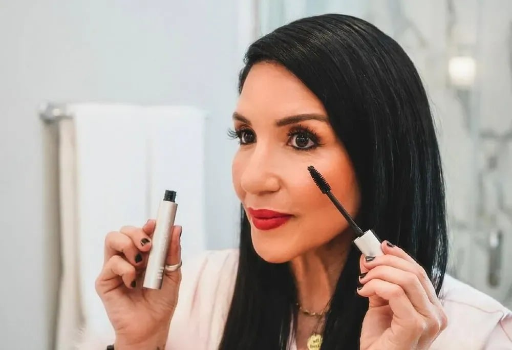 Femme appliquant du maquillage