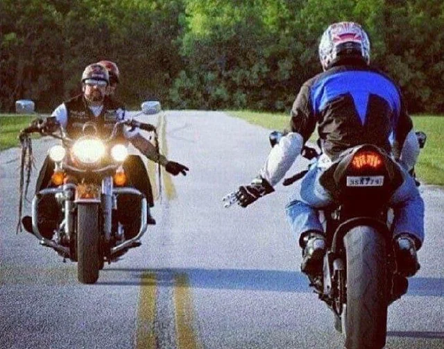 Représentation artistique du signe de paix des motards