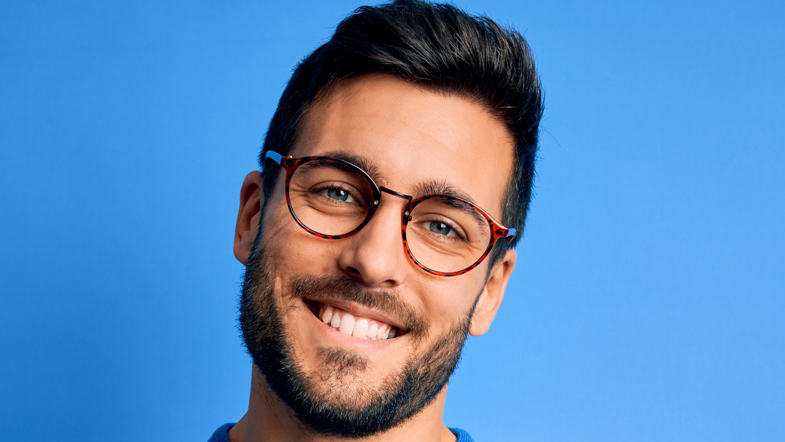 Homme et femme discutant avec complicit&eacute;