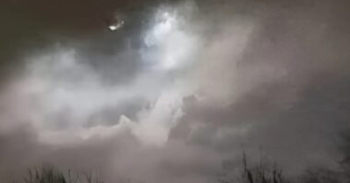 Photographie d'un ciel avec une formation nuageuse particuli&egrave;re au-dessus de la mer