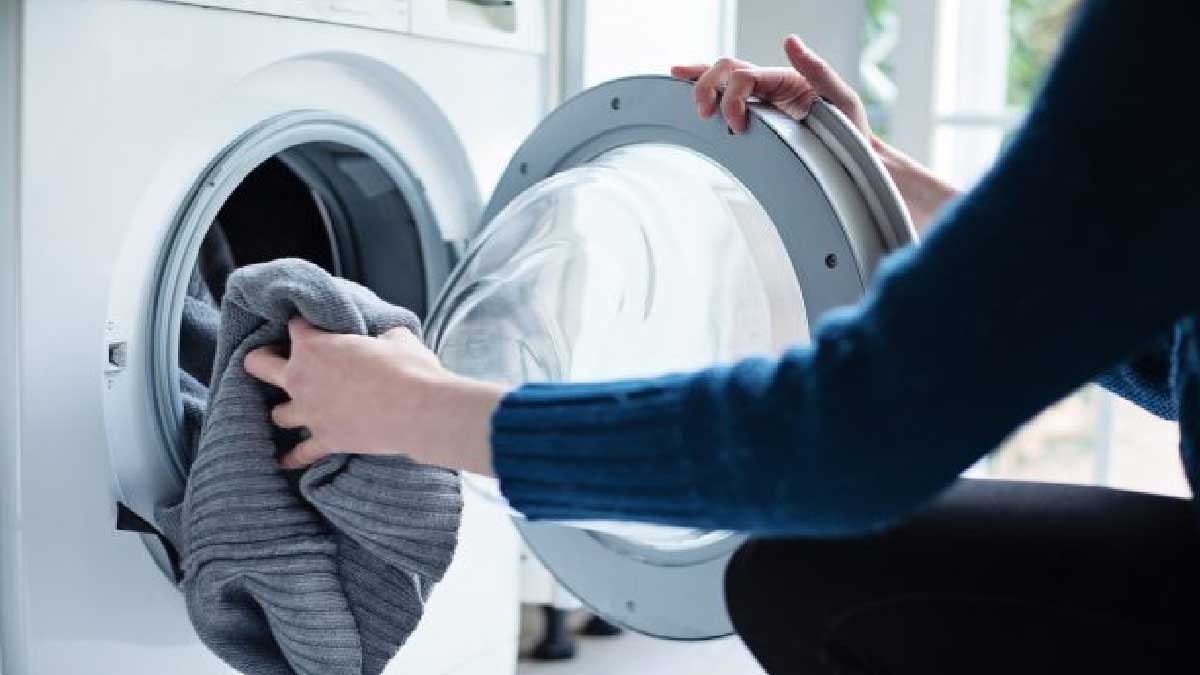 Tapis de bain placé à côté d'un lave-linge avec un symbole d'interdiction