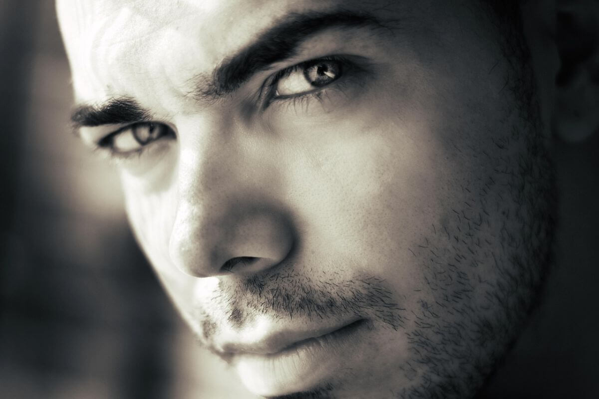 Regard intense et bienveillant d'un homme mature