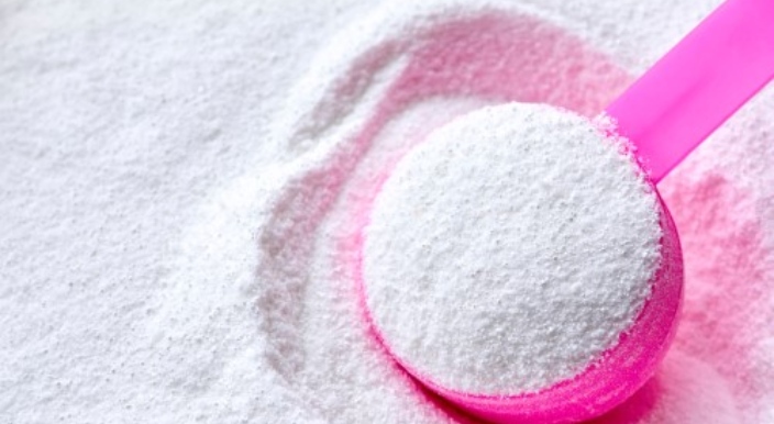 Cuill&egrave;re doseuse contenant de la lessive en poudre