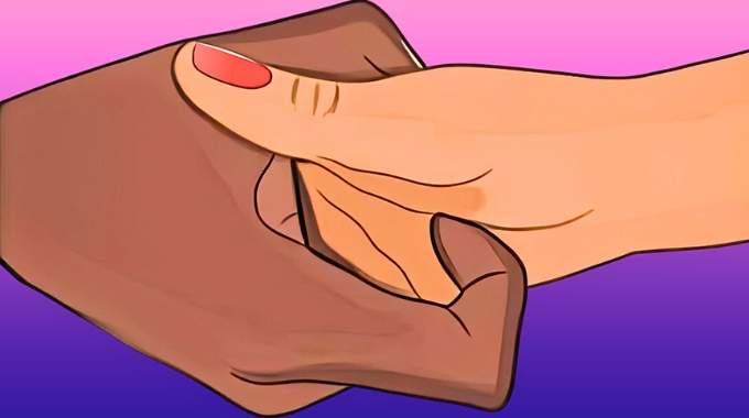 Homme et femme se serrant la main, échangeant un regard complice