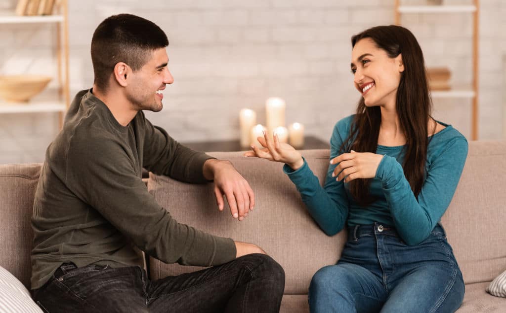 Couple se soutenant mutuellement dans un moment difficile