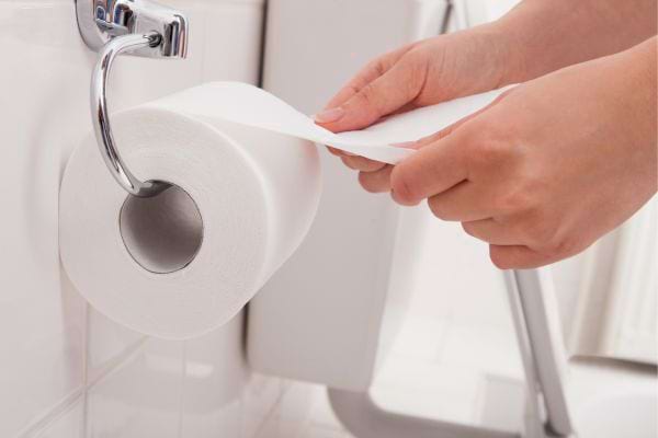 Main saisissant du papier toilette