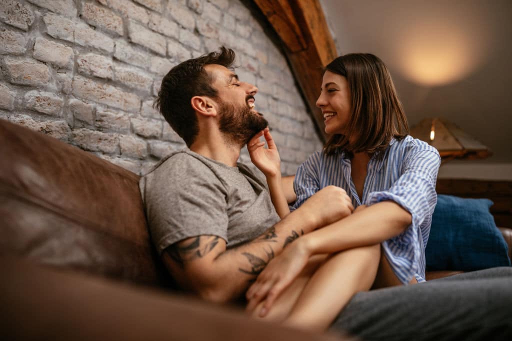 Couple partageant un fou rire complice