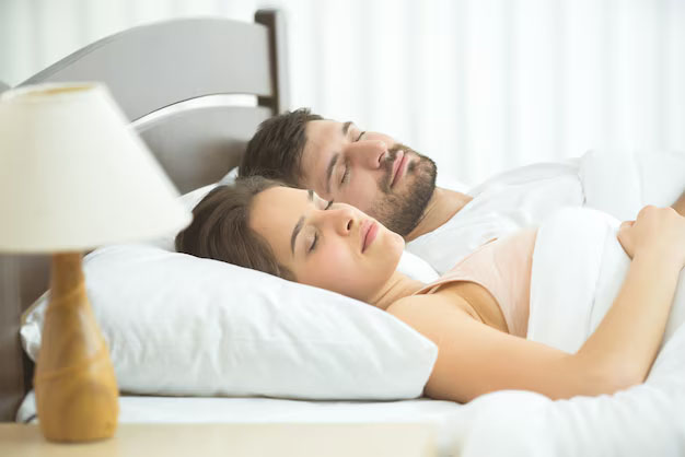 Couple dormant paisiblement ensemble
