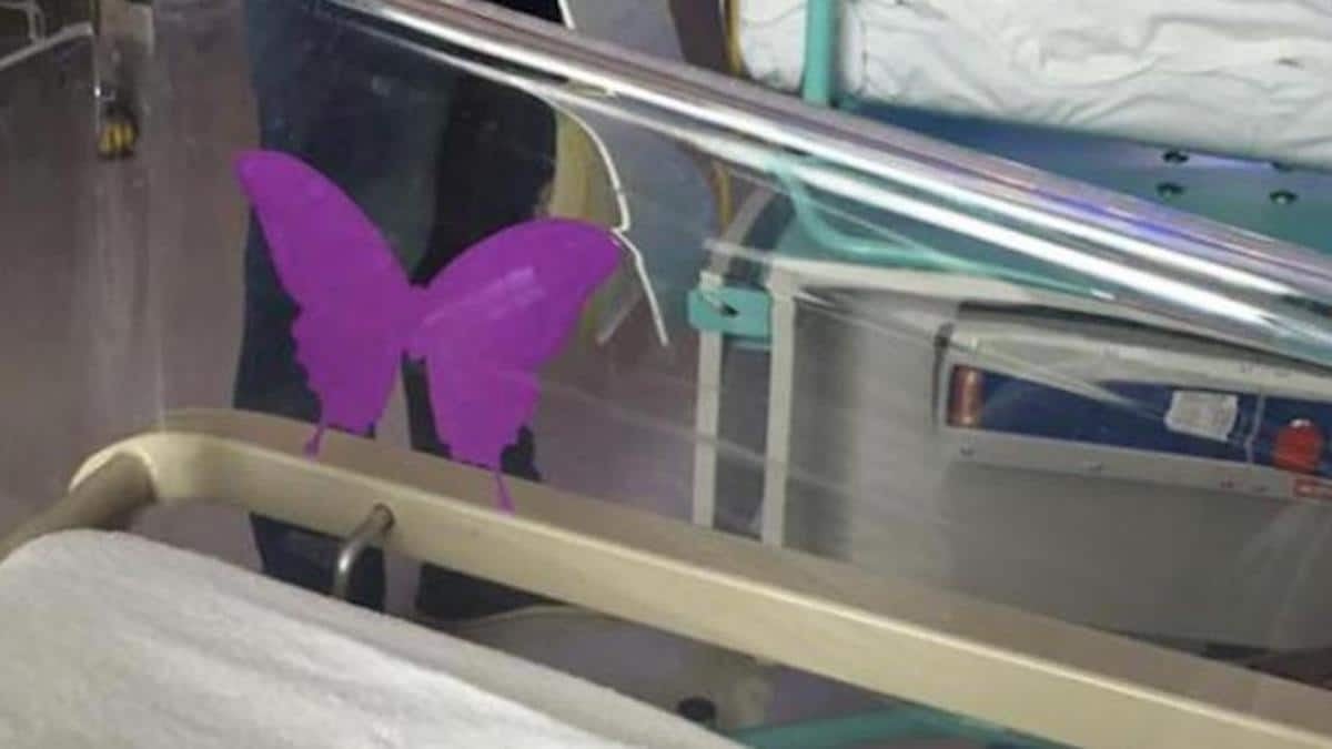 Couveuse en unité de néonatalogie avec symbole violet