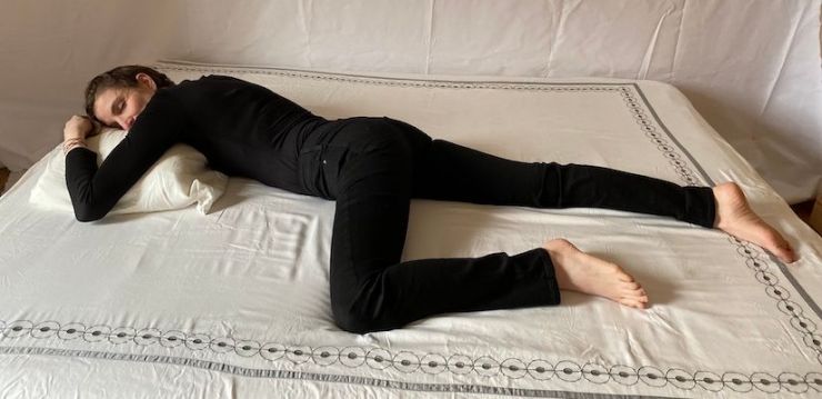 Jeune femme dormant sur le ventre, illustrant une mauvaise posture