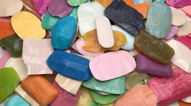 Sachet de tissu contenant des morceaux de savon suspendu