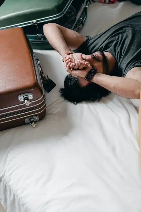 Femme fatiguée posant sa tête sur une table