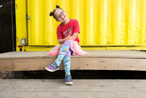 Chaussettes arc-en-ciel et chaussures, symbole de la trisomie 21