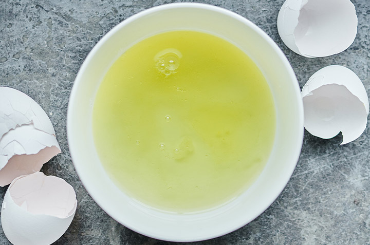 Photo de blancs d'œufs dans un bol