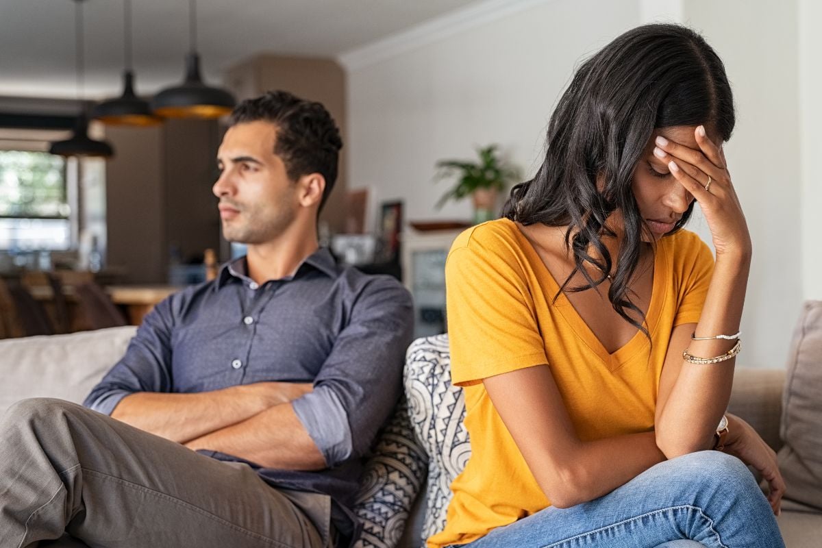 Couple discutant dans leur salon