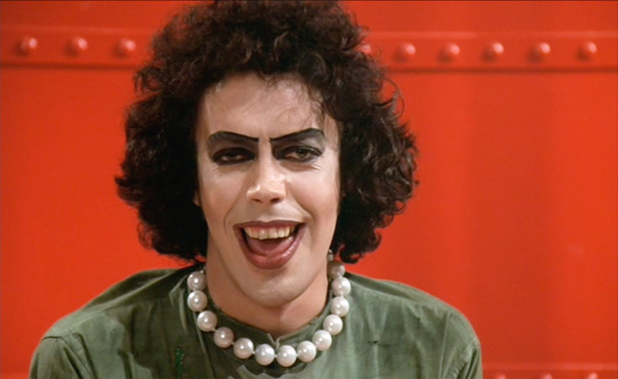 Tim Curry dans The Rocky Horror Picture Show, costume extravagant