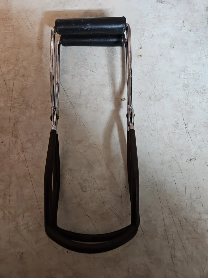 Pince à bocaux vintage tenue par des mains âgées