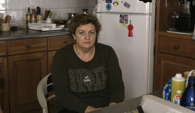 Femme r&eacute;fl&eacute;chissant, regard perdu dans le vide