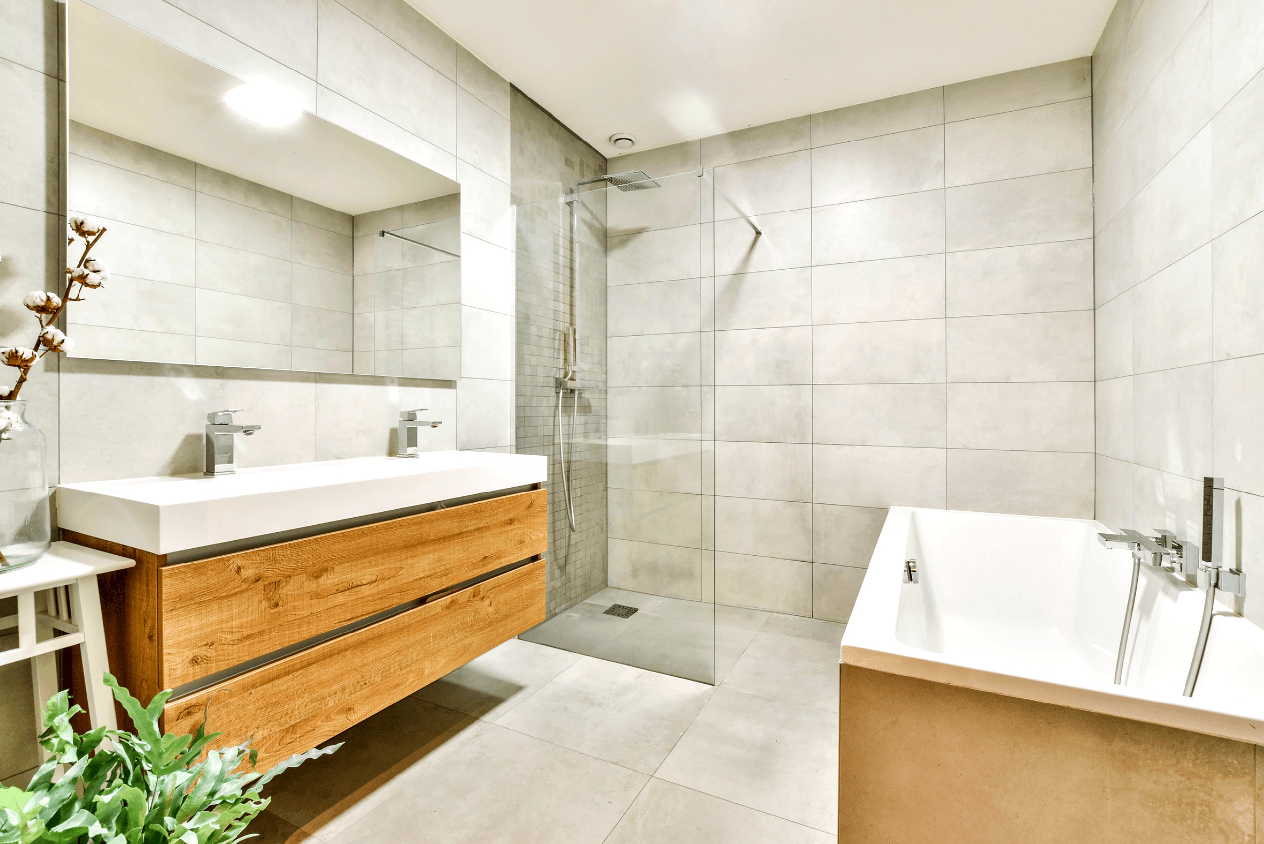 Une salle de bain moderne et bien rangée