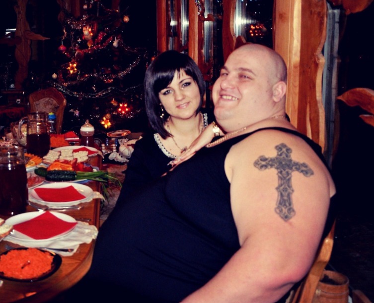 Arkadiy et sa femme partageant un moment de sport, symbolisant les bons d&eacute;buts post-&eacute;mission