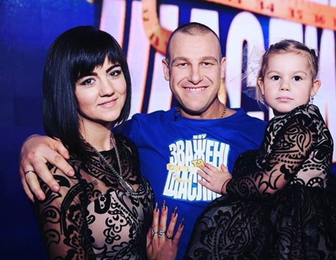 Photo contrast&eacute;e montrant la transformation physique impressionnante d'Arkadiy