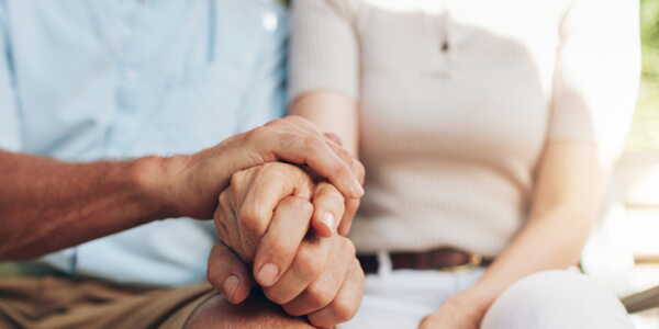 Couple d'&acirc;ge m&ucirc;r partageant un moment d'&eacute;motion