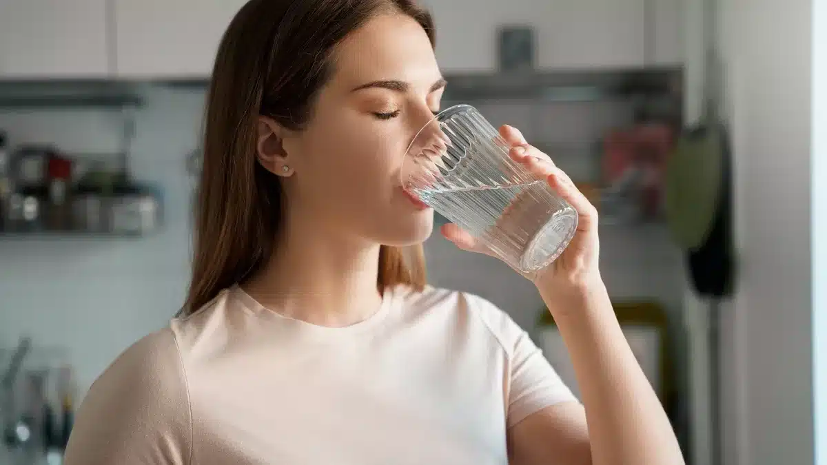 Personne buvant de l'eau avec insistance
