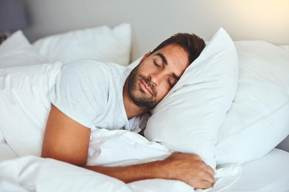 Femme dormant paisiblement sur le côté gauche