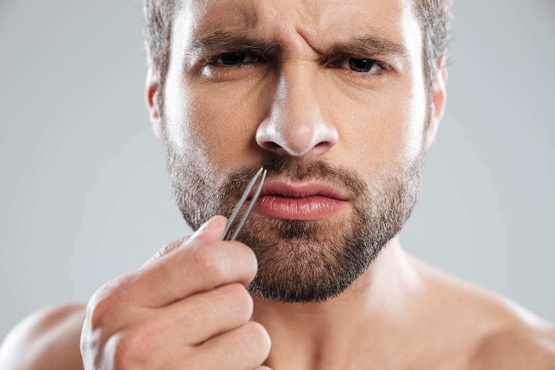 Poils du nez en gros plan