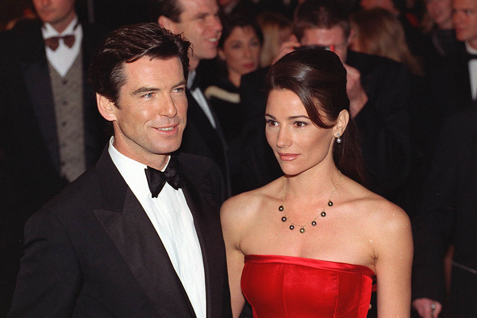 Pierce Brosnan et Keely Shaye Smith se souriant, image de leur rencontre