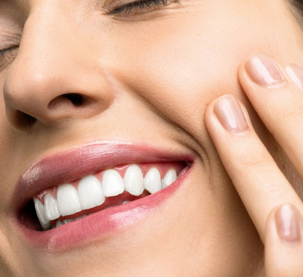 Femme souriante avec des dents blanches
