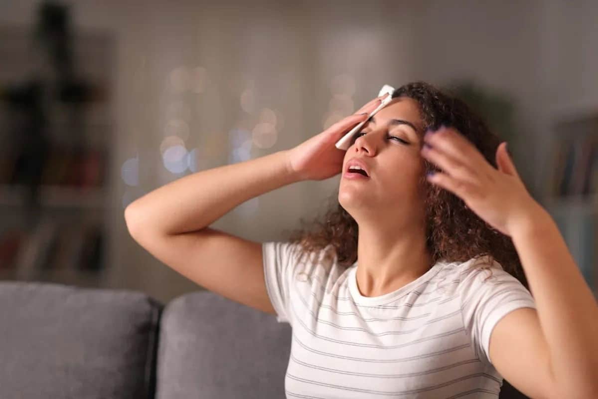 Femme se tenant la tête avec malaise