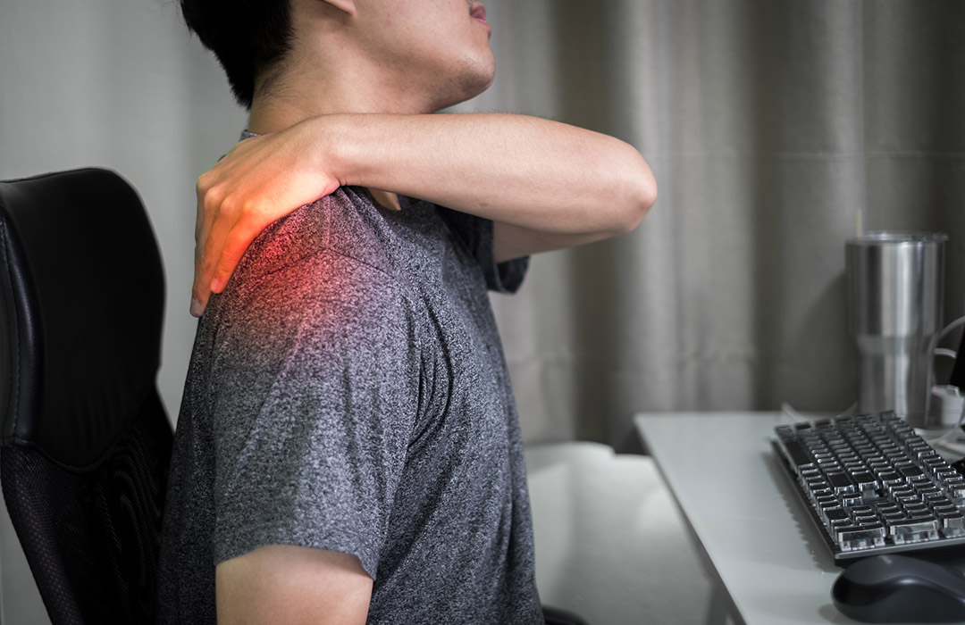 Personne se massant l'épaule pour soulager une douleur musculaire